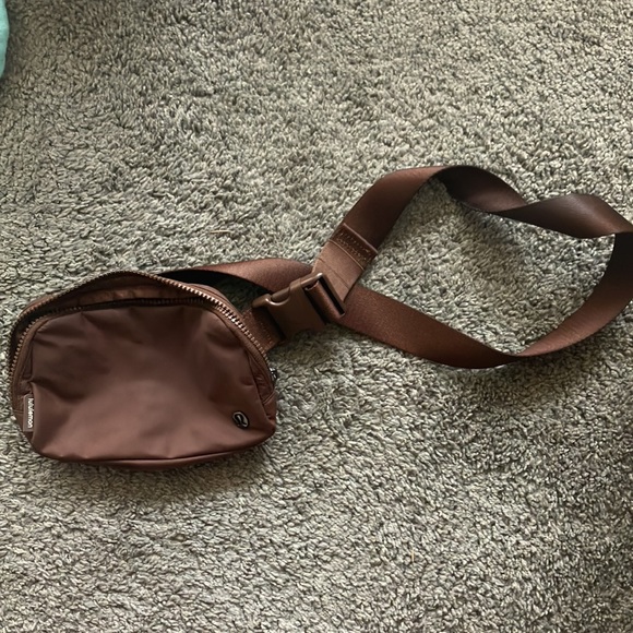 Lululemon everywhere belt bag JAVA - Picture 3 of 3